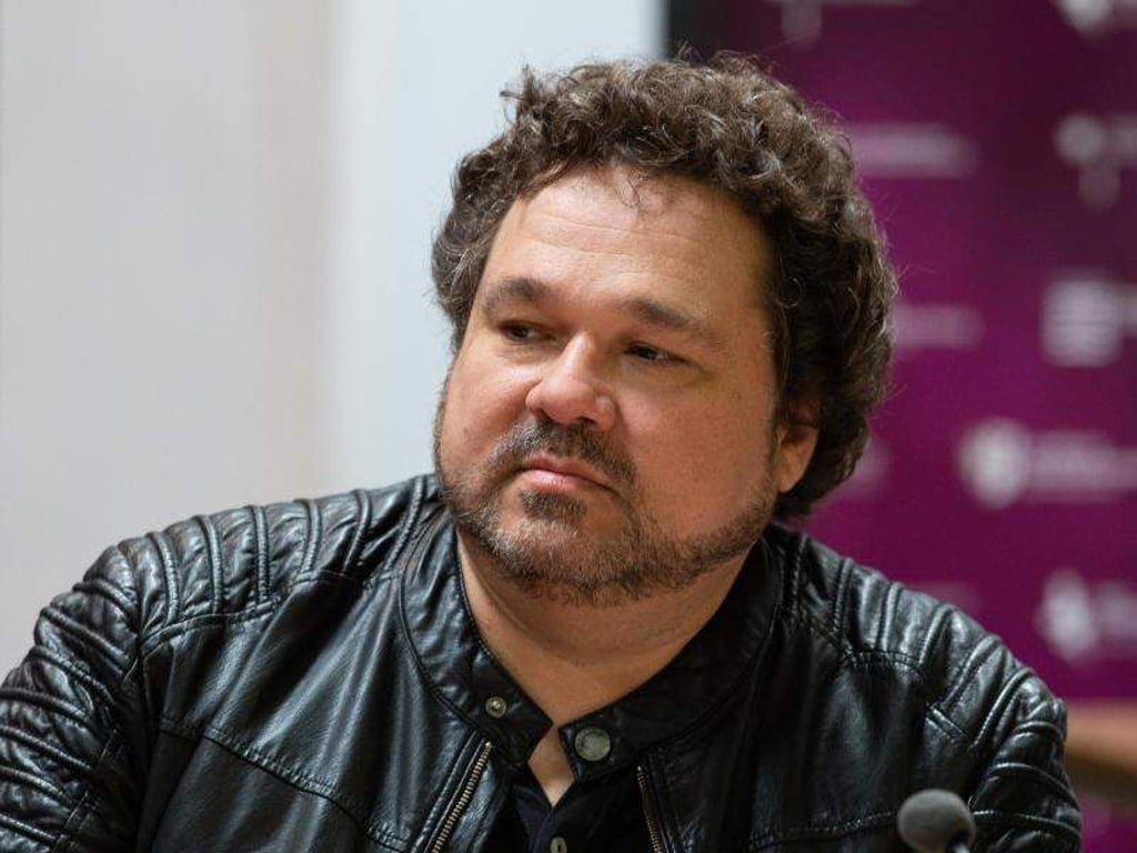 Joern Hinkel hält es für verkehrt, im Theater dem hinterher zu jagen, was Filme, Videospiele oder das Internet viel besser können. Foto: Swen Pförtner
