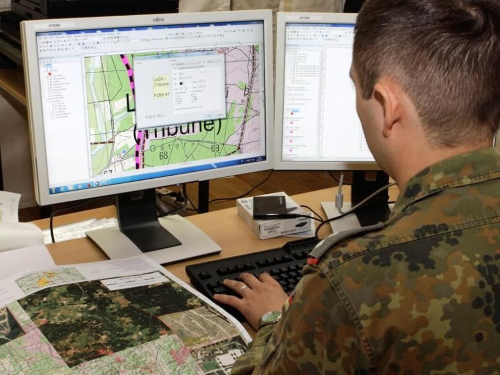 Die Einsatzbereiche bei der Bundeswehr sind vielfältig: Neben technischen und handwerklichen Berufe gibt es auch Stellen beim Geoinformationsdienst. Foto: Bundeswehr/Alyssa Bier