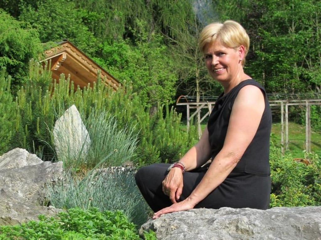 Irmgard Rendl gärtnert im Hildegard von Bingen Kräutergarten im Alpbachtal. Foto: Daniela David