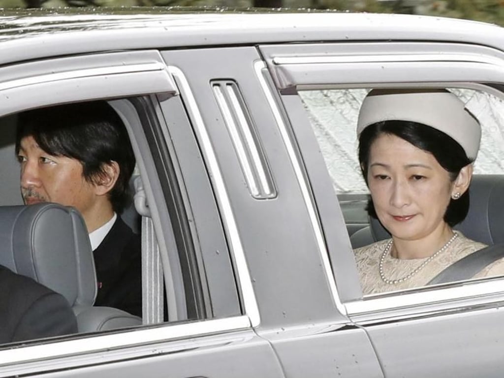 Der japanische Prinz Fumihito von Akishino und seine Frau, Prinzessin Kiko, verlassen den Kaiserpalast nach der Abdankungszeremonie . Foto: kyodo