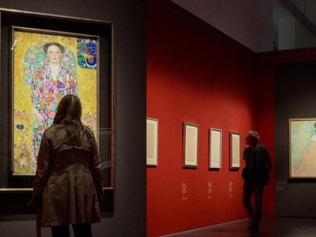 Das Bild «Eugenia Primavesi» (l, 1913/14) von Gustav Klimt und Amalie Zuckerkandl (r, 1917) im Kunstmuseum Moritzburg Halle (Sachsen-Anhalt). Foto: Peter Endig