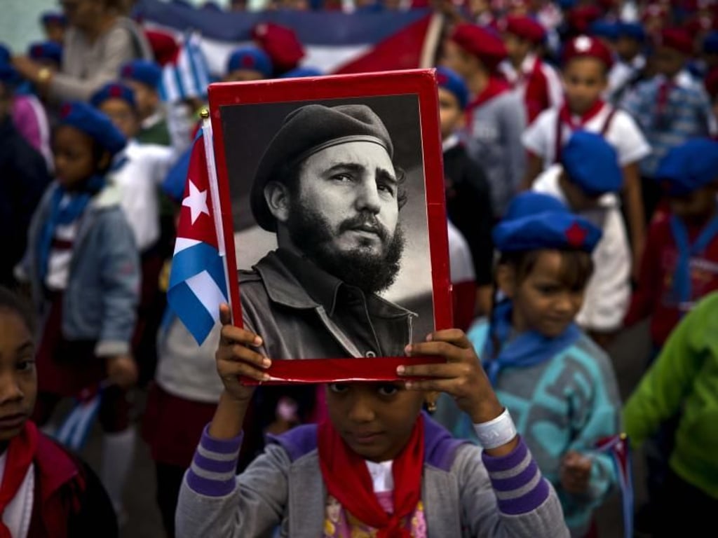 Ein Mädchen hält in Havanna ein Porträt des kubanischen Revolutionsführers Fidel Castro hoch. Zur 59. Wiederkehr der Ankunft von ihm und seiner Rebellenarmee auf der Insel versammeln sich Kubaner auf den Straßen. Foto: Ramon Espinosa/AP