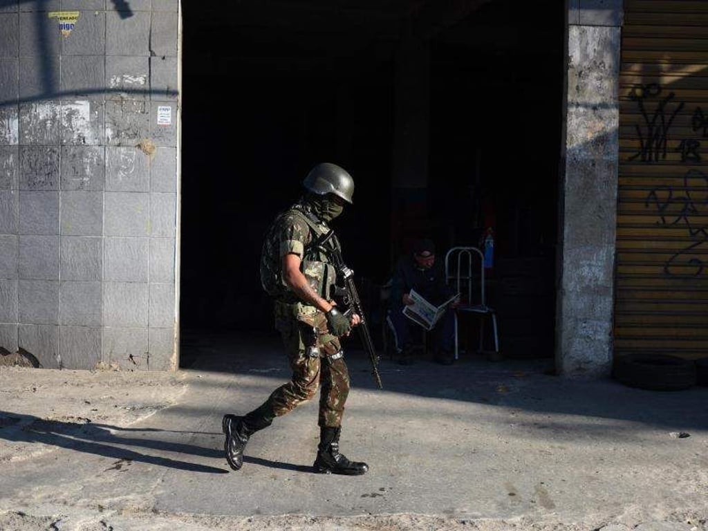 Rio de Janeiro: Ein brasilianischer Soldat patrouilliert in der Favela «Alemão» bei einer Razzia. Foto: Fabio Teixeira/Illustration