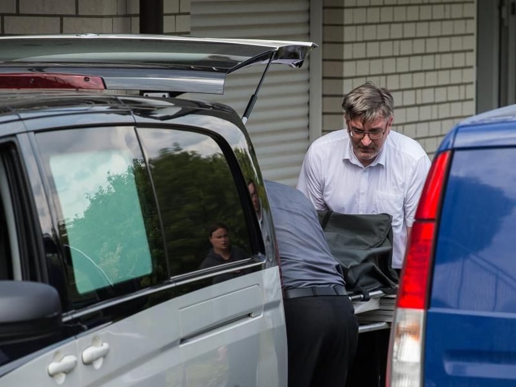 Bestatter transportieren die Leichen der 10- und 13-jährigen Kinder ab. Foto: Silas Stein