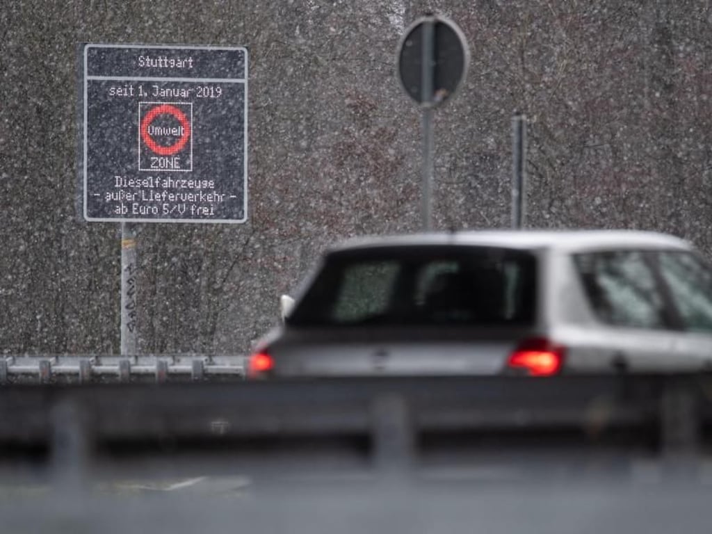 Ein Anzeige weist auf das Fahrverbot in Stuttgart hin. Foto: Marijan Murat