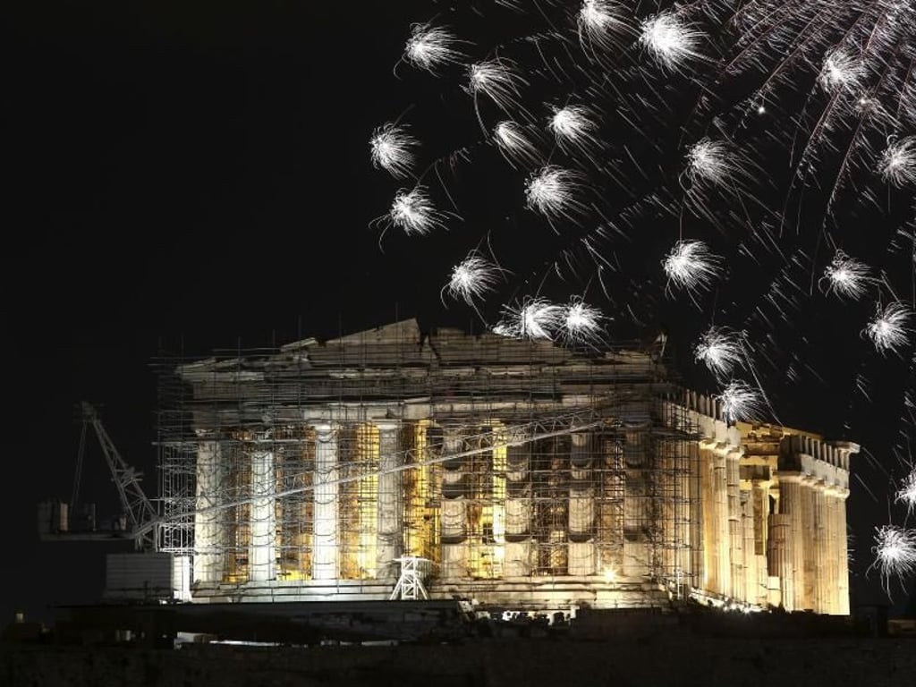 Ein Feuerwerk illuminiert den Parthenon-Tempel auf der Akropolis in Athen. Foto: Yorgos Karahalis