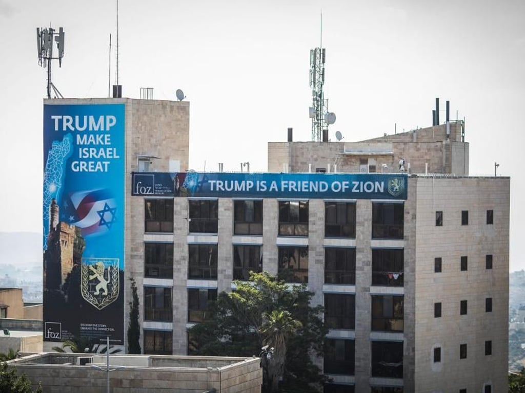 Plakate «Trump Make Israel great again» und «Trump is a friend of Zion» hängen an einem Gebäude in der Nähe der neuen US Botschaft vor der Eröffnungsfeier. Foto: Ilia Yefimovich