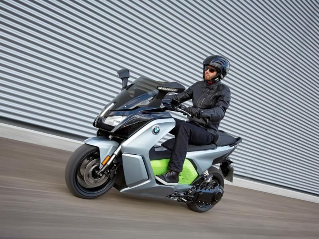 Auch in der Motorradbranche geht es um Elektromobilität: Der E-Roller C evolution von BMW ist bis zu 129 km/h schnell und kommt circa 160 Kilometer weit. Foto: BMW/Daniel Kraus