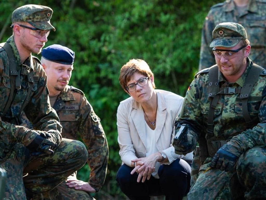 Verteidigungsministerin Annegret Kramp-Karrenbauer besucht das Feldwebel-Unteroffizieranwa?rterbataillon 2 im niedersächsischen Celle. Foto: Christophe Gateau
