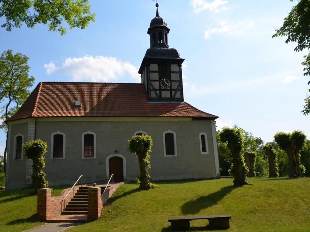 Zu den Sehenswürdigkeiten in Rieth gehört neben dem Schloss die hübsche Dorfkirche aus dem Jahr 1731. Foto: Andreas Heimann