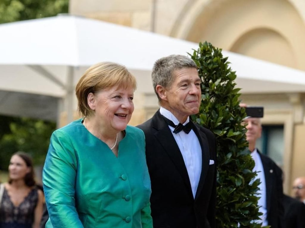 Bundeskanzlerin Angela Merkel mit ihrem Mann Joachim Sauer in Bayreuth. Foto: Matthias Balk