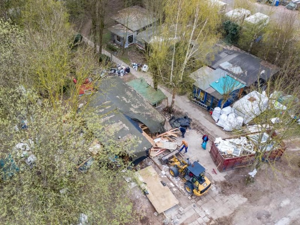 Weg damit: Ein Bagger reist die Parzelle des mutmaßlichen Täters auf dem Campingplatz Eichwald ab. Foto: Guido Kirchner/Archivbild