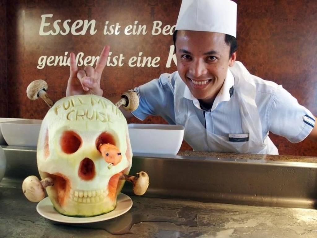 Die Crew zeigt sich kreativ: Totenköpfe aus Melonen gibt es wohl auf hoher See wohl nur auf einer Full Metal Cruise. Foto: Peggy Günther