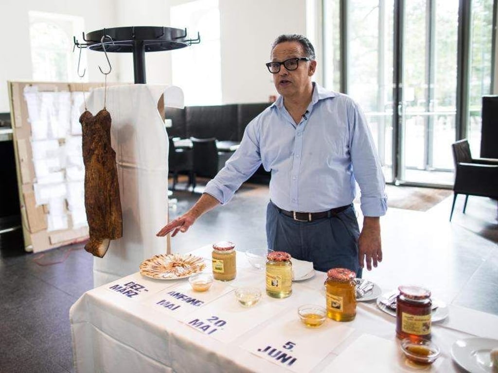 Der Künstler Arpad Dobriban hat im K21 in Düsseldorf für vier Monate seine Werkstatt eingerichtet. Dort stellt er Speisen für die Museumsbesucher her. Foto: Maja Hitij