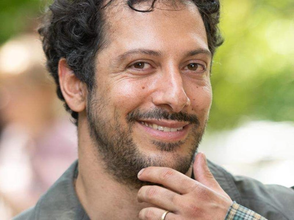 Der Schauspieler Fahri Yardim schwärmt für Fußball. Foto: Daniel Reinhardt