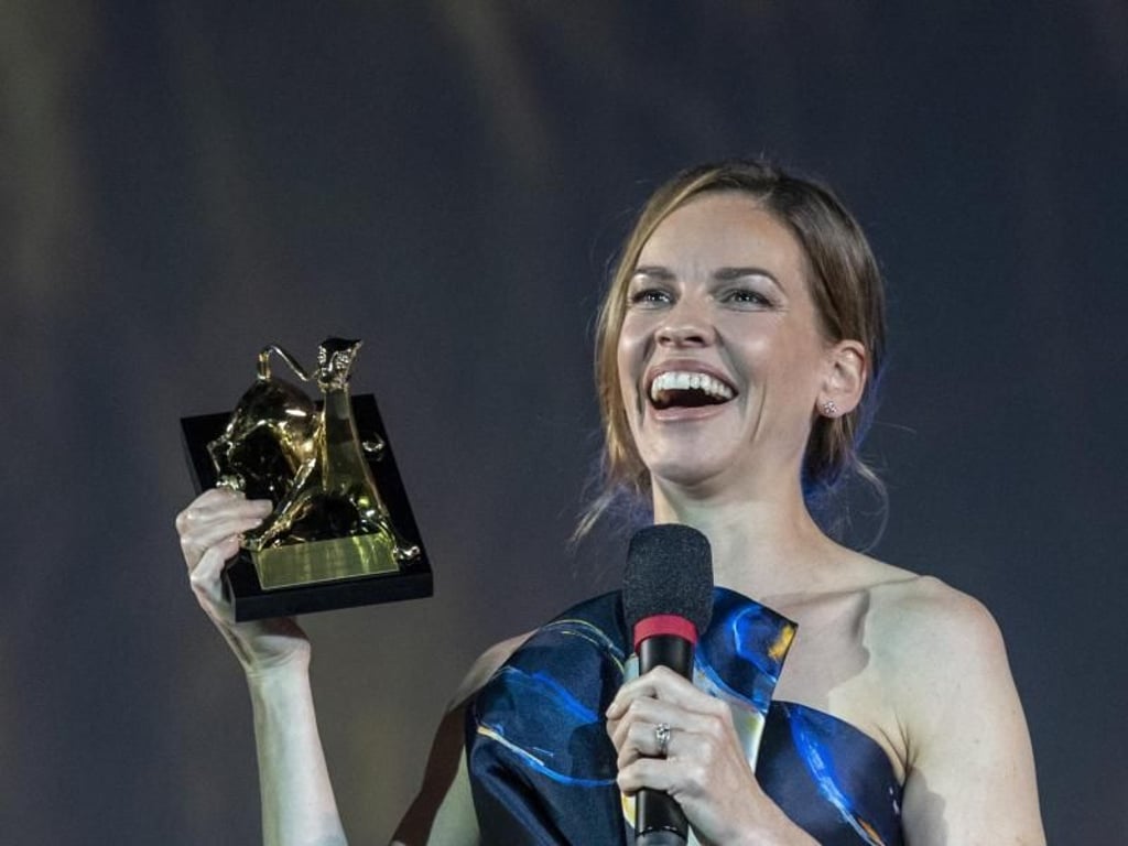 Hilary Swankmit ihrem Leopard Club Award. Foto: Urs Flueeler/Keystone