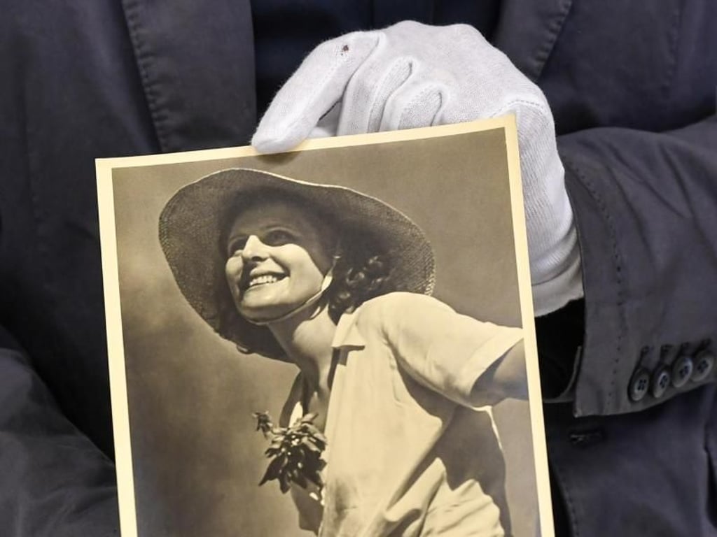 Bei einem Werkstatttermin im Museum für Fotografie zum Nachlass von Leni Riefenstahl werden Teile der Sammlung gezeigt. Foto: Jens Kalaene