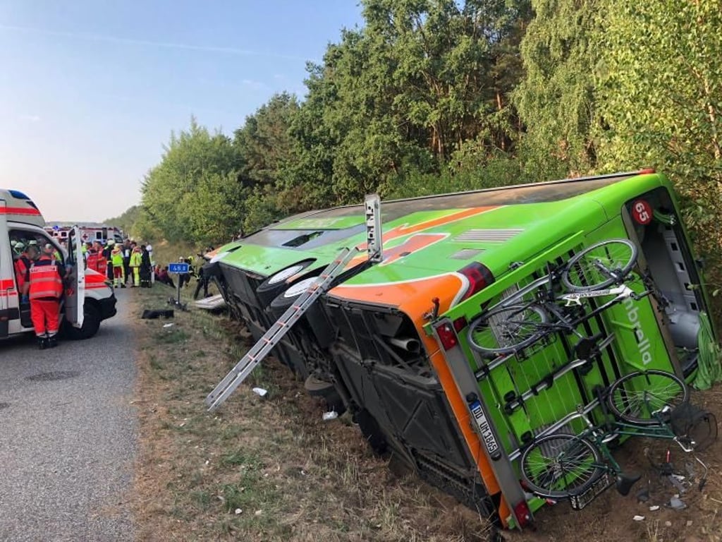 Der Unglücksbus liegt auf der A19 bei Linstow in Mecklenburg-Vorpommern im Graben. Er war aus bisher ungeklärter Ursache von der Fahrbahn abgekommen. Foto: NonstopNews