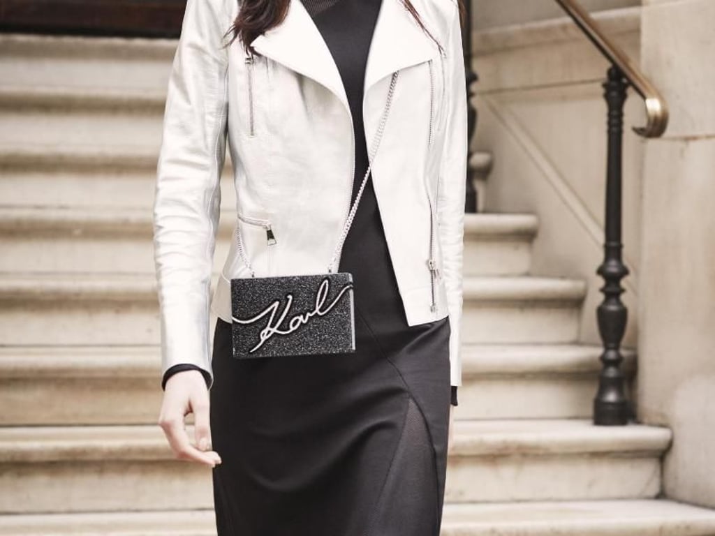 Kleine Microtaschen - hier ein Modell von Karl Lagerfeld - liegen im Trend (Bikerjacke 795 Euro, Kleid 265 Euro, Tasche 155 Euro). Foto: Stephane Gallois