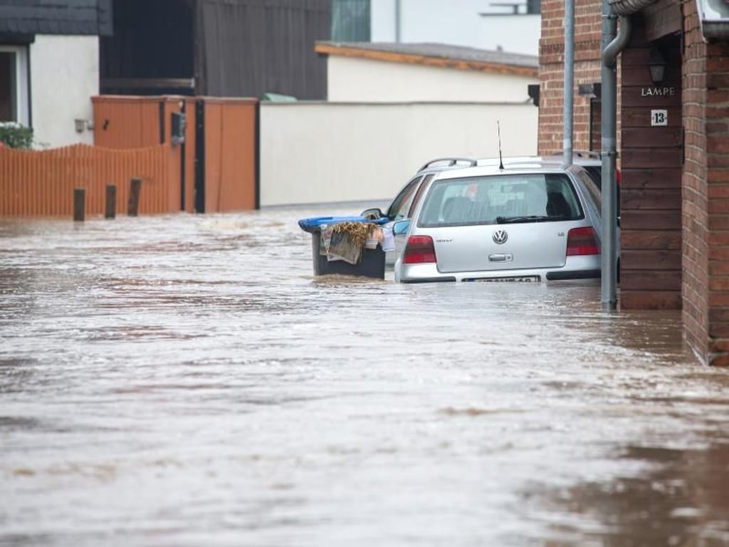 Autos stehen in Silstedt im Hochwasser. Foto: Bernd März