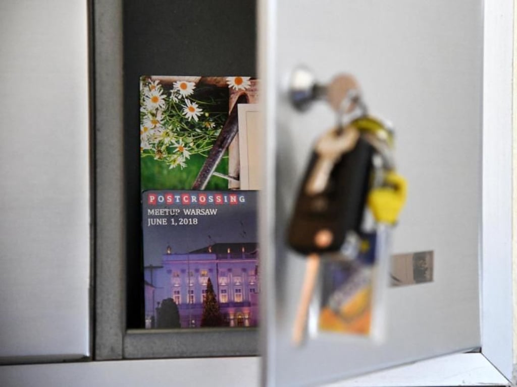 Sehnsucht nach neuen Grüßen aus aller Welt: Karten im Briefkasten von Postcrosser Sven van Kempen. Foto: Ina Fassbender