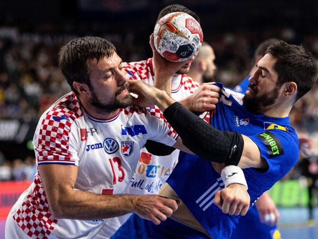 Kroatiens Zlatko Horvat (l) verteidigt gegen den Franzosen Nikola Karabatic. Foto: Marius Becker