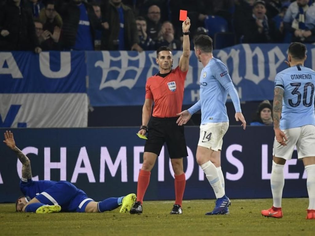 Schiedsrichter Carlos Del Cerro Grande aus Spanien zeigt Manchesters Nicolas Otamendi (r) die Gelb-Rote Karte nach einem Foul an Schalkes Guido Burgstaller (l). Foto: Ina Fassbender