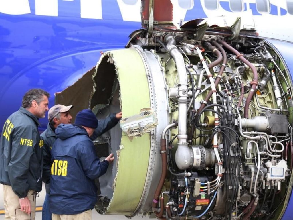 Ermittler untersuchen die zerstörte Turbine des Jets der Southwest Airlines. Foto: National Transportation Safety Board/AP