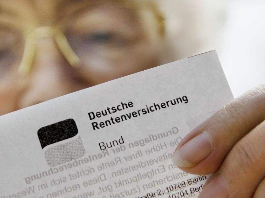 Bei der Auszahlung der Rente ab 63 rechnet die Deutsche Rentenversicherung zum Teil mit Verzögerungen. Foto: Christian Hager/Archiv
