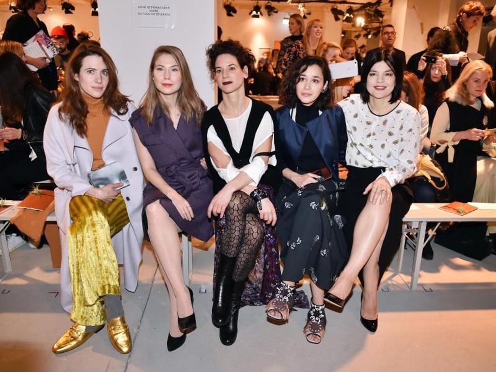 Prominente Fashion-Week-Besucher: Julia Malek (l-r), Nora von Waldstätten, Bibiana Beglau, Dorka Gryllus und Jasmin Tabatabei. Foto: Britta Pedersen