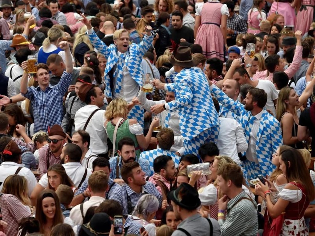 In den Bierzelten ist die Stimmung gut. Foto: Angelika Warmuth