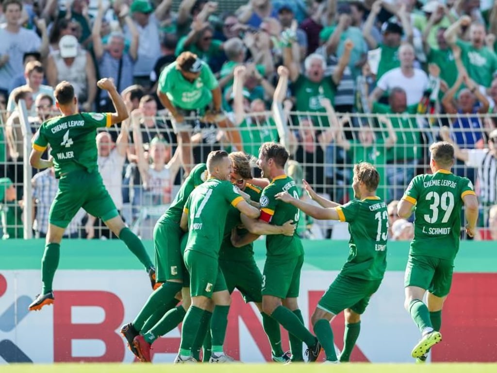 Chemie Leipzigs Spieler feiern den Sieg gegen Regensburg. Foto: Jan Woitas