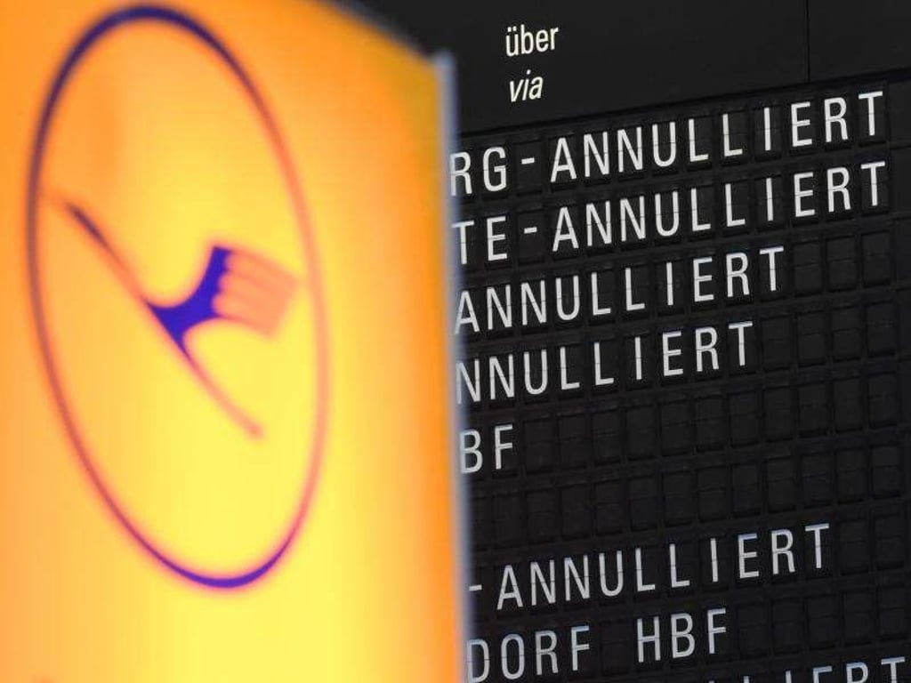Annullierte Flüge der Lufthansa werden auf einer Anzeigetafel angezeigt. Foto: Arne Dedert