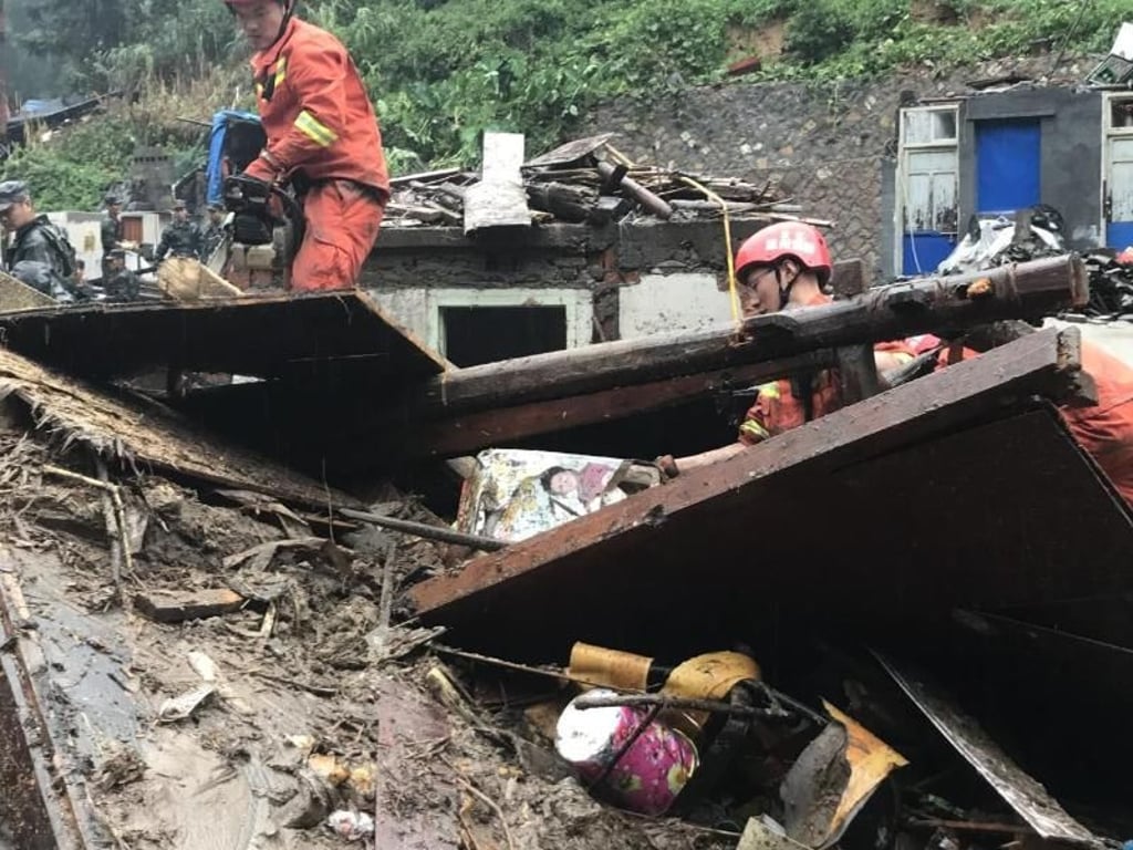 Einsatzkräfte sind in den Trümmern eines eingestürzten Gebäudes im Einsatz. Foto: Zhao Yong/XinHua
