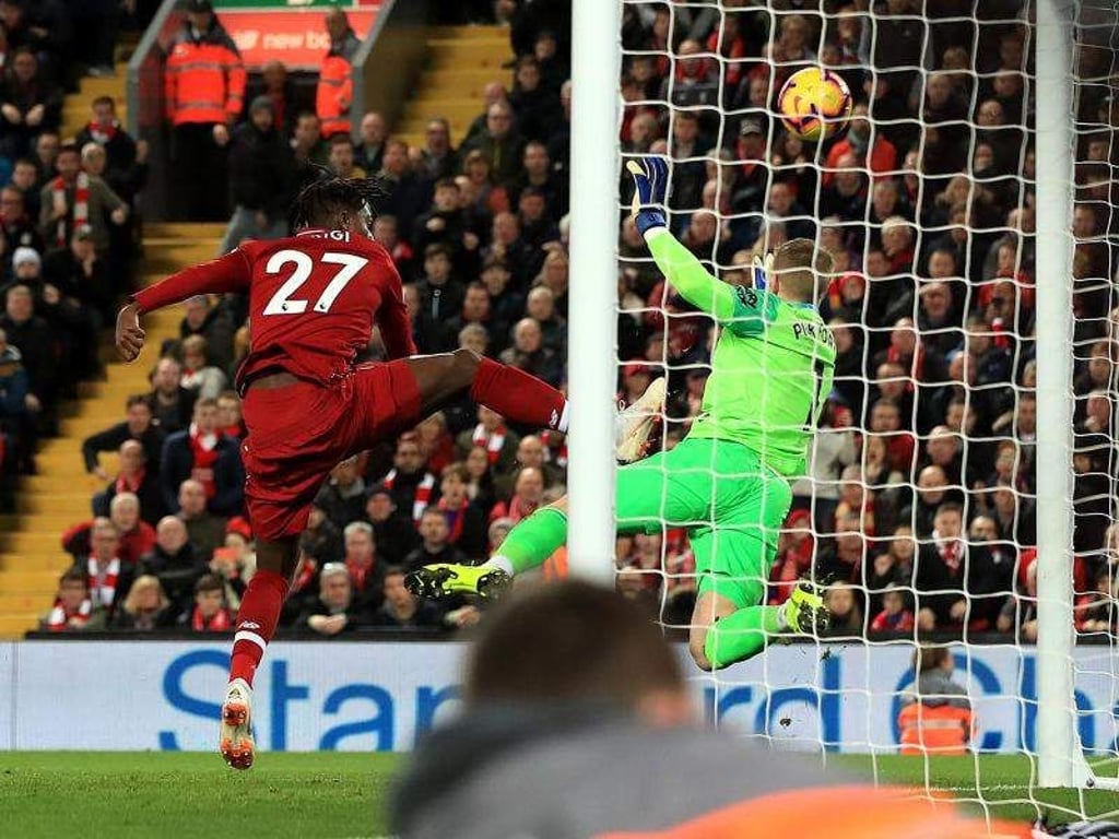 Liverpools Divock Origi (l) erzielte in der Nachspielzeit per Kopf das Siegtor. Foto: Peter Byrne/PA Wire