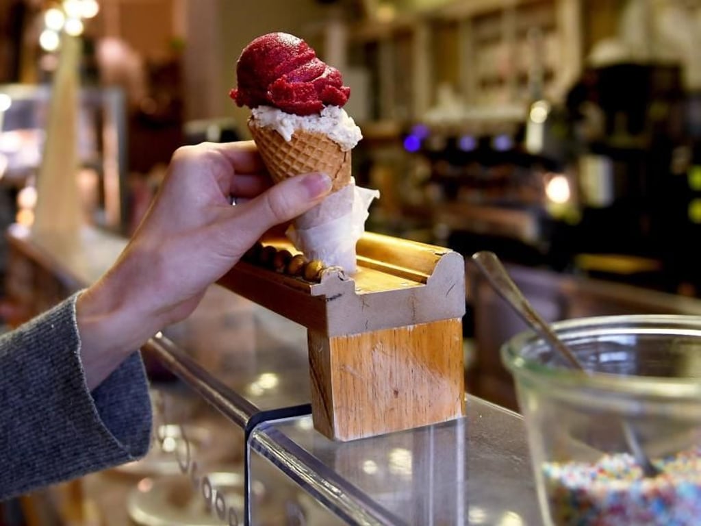 Neue Sorten erobern die Eisdielen. Im Berliner Café «Oak & Ice» kann man Rote-Beete-Eis kaufen. Foto: Britta Pedersen