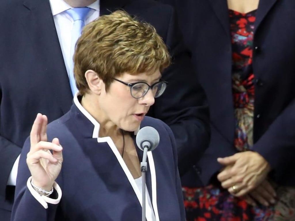 Annegret Kramp-Karrenbauer spricht den Amtseid vor Bundestagspräsident Wolfgang Schäuble. Foto: Wolfgang Kumm