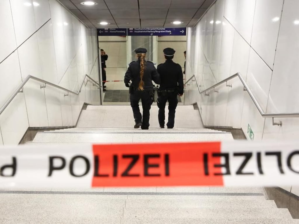 Einsatzkräfte der Polizei sichern den Zugang zur S-Bahnhaltestelle Jungfernstieg in Hamburg. Foto: Bodo Marks