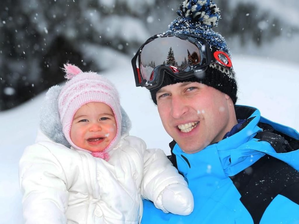 Prinz William (r.) mit Tochter Charlotte im Skiurlaub. Foto: John Stillwell