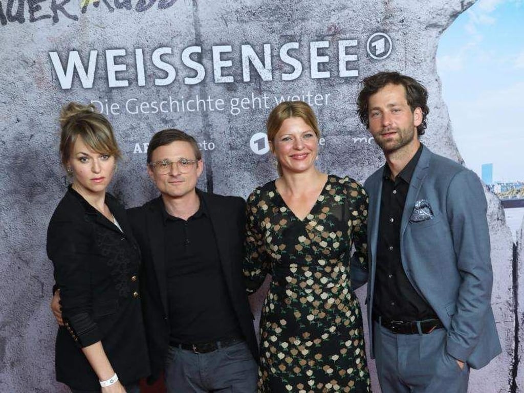 Die Schauspieler Lisa Wagner (l-r), Florian Lukas, Jördis Triebel und Florian Stetter bei der Premiere der vierten Staffel von "Weissensee". Foto: Jörg Carstensen