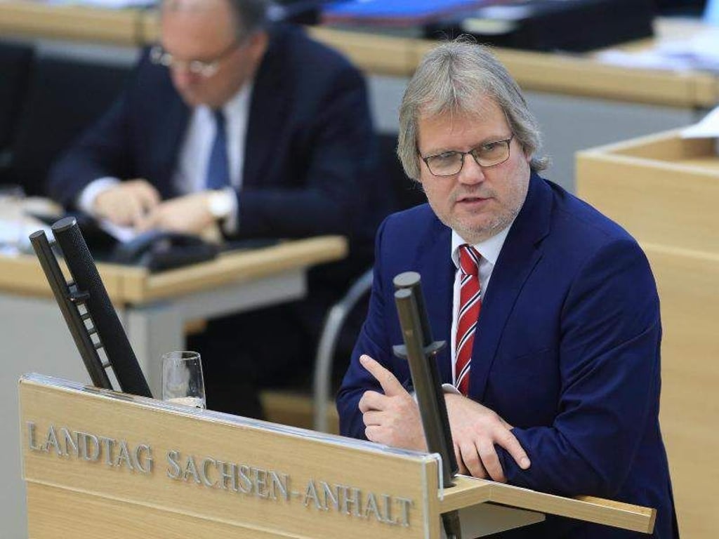 Der scheidende Finanzminister von Sachsen-Anhalt, Jens Bullerjahn (SPD). Foto: Jens Wolf/dpa