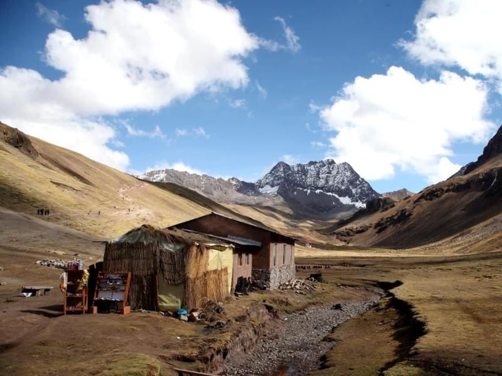 Leben in der Wildnis: Diese Hütte gehört einer Familie, die im Tal auf dem Weg zum Rainbow Mountain lebt und dort Getränke, Snacks und Souvenirs an Touristen verkauft. Foto: Steffen Trumpf/dpa-tmn