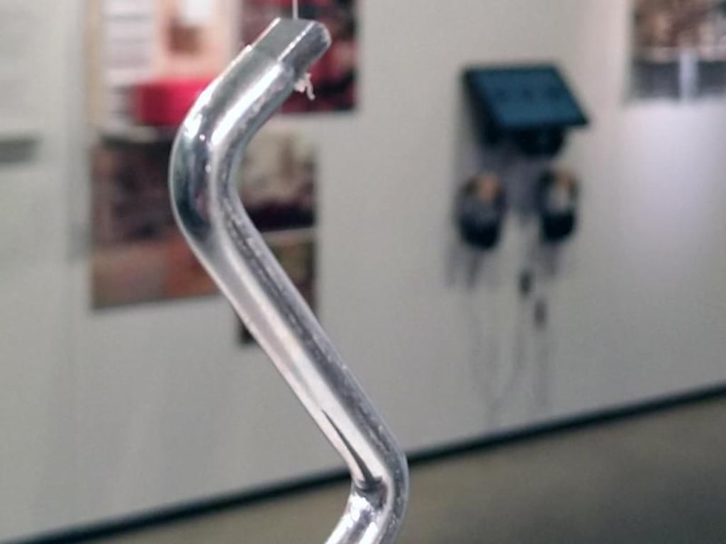Eine der Insignien Ikeas: Eine eigene Vitrine erhält der kleine, winkelige Inbusschlüssel zum Möbelaufbau im Ikea-Museum. Foto: Simone A. Mayer/dpa-tmn