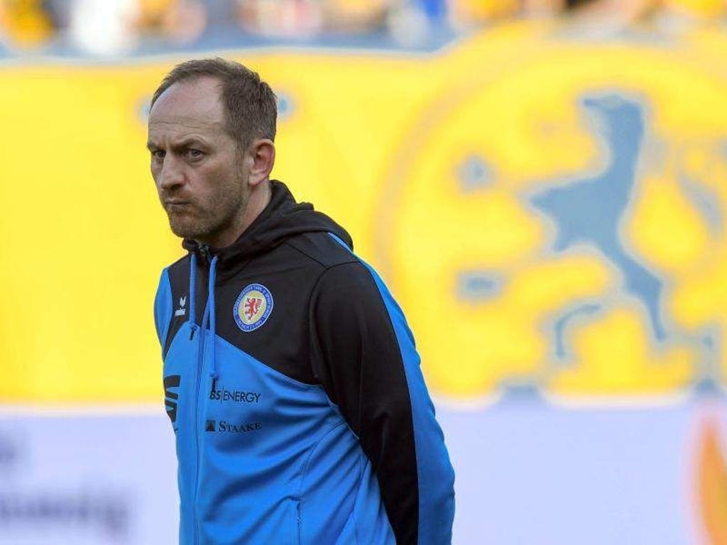 Bekam vier Tage nach seiner Entlassung noch eine Strafe aufgebrummt: Ex-Braunschweig-Coach Torsten Lieberknecht. Foto: Peter Steffen