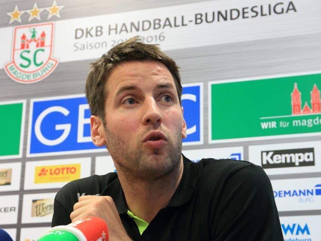 Bennet Wiegert während einer Pressekonferenz in der GETEC-Arena in Magdeburg. Foto: Jens Wolf/Archiv