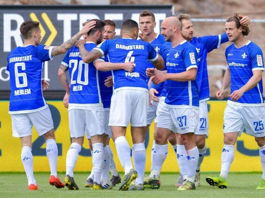 Die Spieler von Darmstadt 98 feiern das 1:0 gegen Union Berlin durch Torschütze Yannick Stark (r). Foto: Uwe Anspach