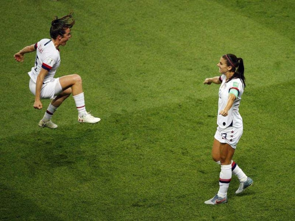 Kelley O Hara (l) und Alex Morgan aus den USA feiern nach dem Sieg. Das Spiel der USA gegen Frankreich holt den Quotensieg. Foto: Francois Mori