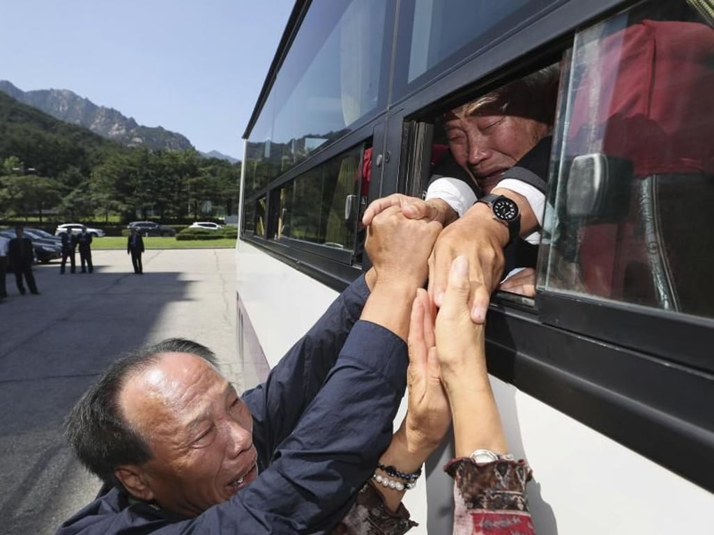 Angehörige von koreanischen Familien, die durch den Korea-Krieg (1950-53) auseinander gerissen wurden, treffen sich. Foto: Lee Ji-Eun/Yonhap