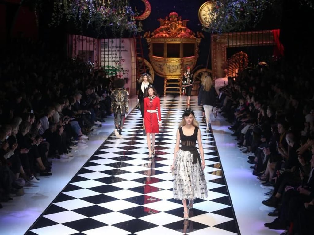 Märchenhafte Verstrickungen bei Dolce & Gabbana in Mailand. Foto: Matteo Bazzi