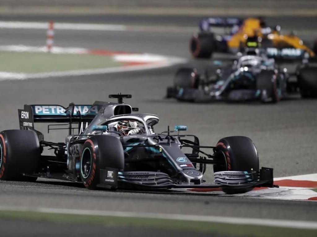 Lewis Hamilton profitierte vom Ausfall des Ferrari-Piloten Charles Leclerc. Foto: Luca Bruno/AP
